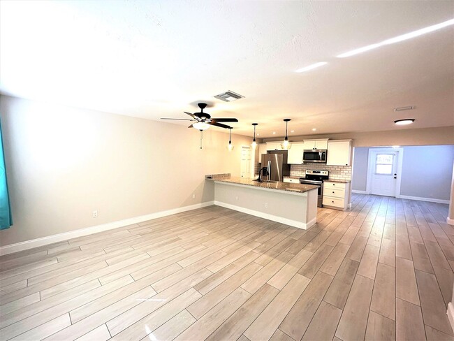 Building Photo - ** CENTRAL NAPLES ** 3 BED + DEN / 2 BATH ...