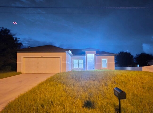 Building Photo - Brand new 3+DEN -2 BATHROOM 2 CAR GARAGE I...