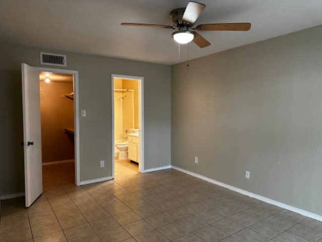 Building Photo - 9700 Leawood Blvd