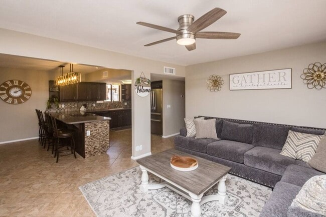 Foto del edificio - 4 Bedroom Pool Home Located Downtown