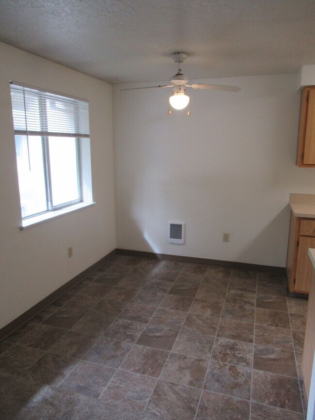 Building Photo - Quiet Two Bedroom Apartment in Keizer