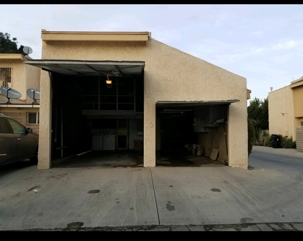 2 car garage - 8633 Balboa Blvd