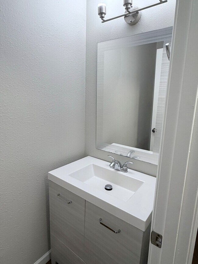 Foto del edificio - Beautiful Home in Fabulous Loacation! SS Appliances, NEW Carpet, Patio, W/D, Includes W/S/G!