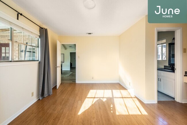 Foto del edificio - Queen room in 4-bed/3.0-bath Home