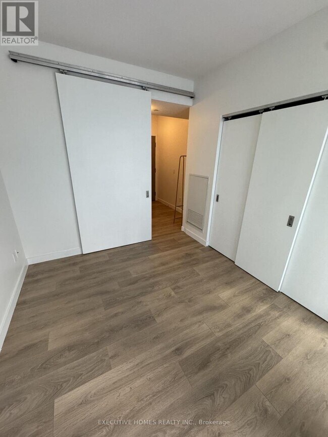 Photo du bâtiment - 215 Queen St W