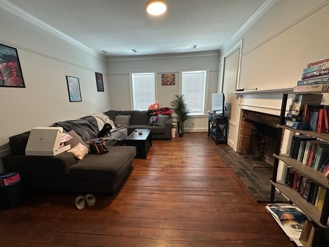 Building Photo - Charming Apartment is Downtown Fredericksburg