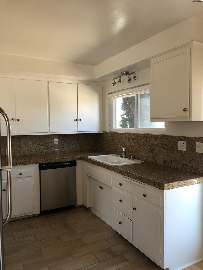 Building Photo - 8601 Saran Dr