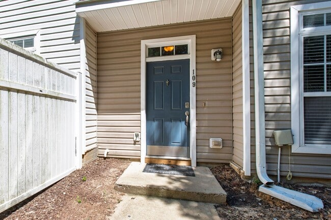 Foto del edificio - Raleigh Retreat: Modern 3BR Townhome with ...