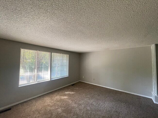 Foto del edificio - 2874 Baywood - Available Now!