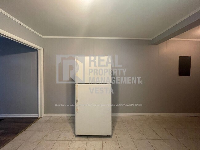 Building Photo - Charming Two Bedroom Duplex