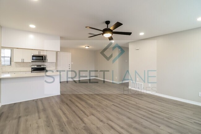 Building Photo - REDUCED!