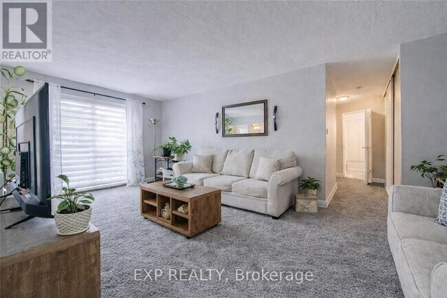 Building Photo - 527 Parkside Dr