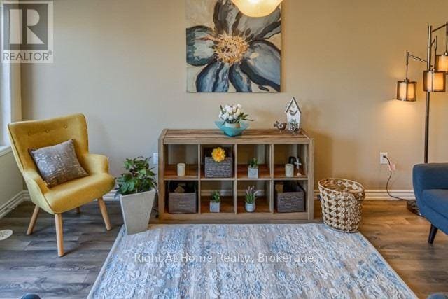 Photo du bâtiment - 683 Laking Terrace