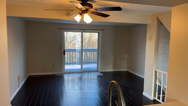 Building Photo - 2 Bedroom/1.5 Bath w/Garage & New Carpet i...