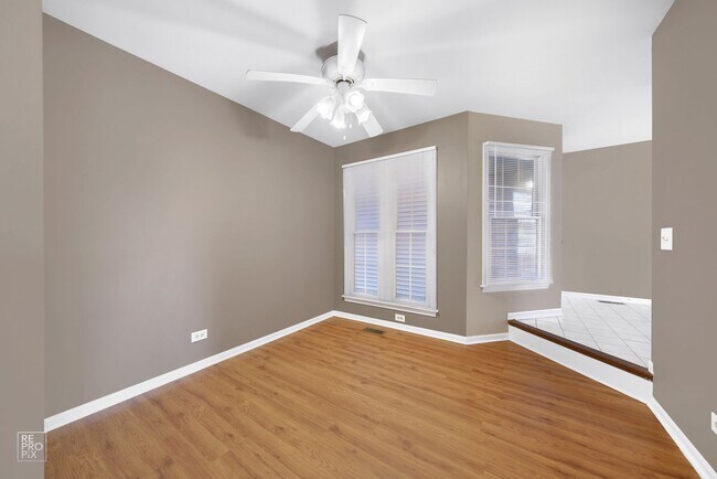Foto del edificio - Elgin Two Bedroom with Loft and Two Car Ga...