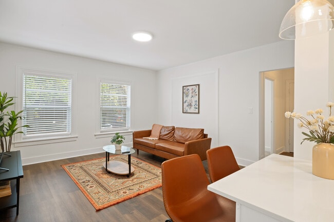 1x1 - Huge Units, Washer & Dryer, Parking, Priva...