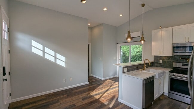 Foto del edificio - Private 1 Bed 1 Bath Back House with Yard ...