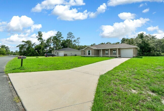 Building Photo - Conveniently located 3-bedroom, 2-bath sin...