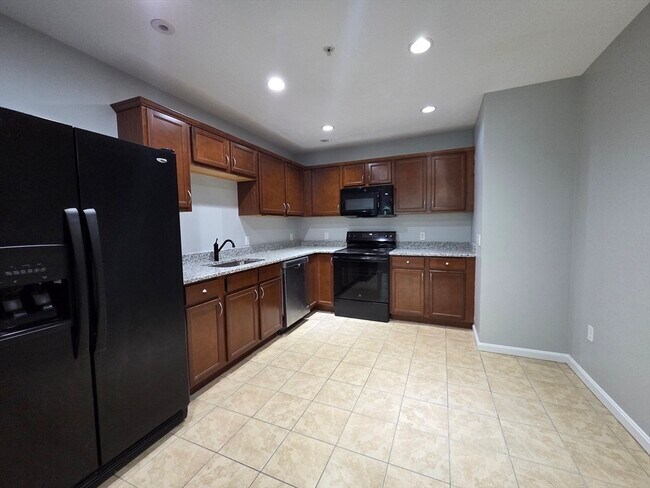 Foto del edificio - 70 Oak St Ext