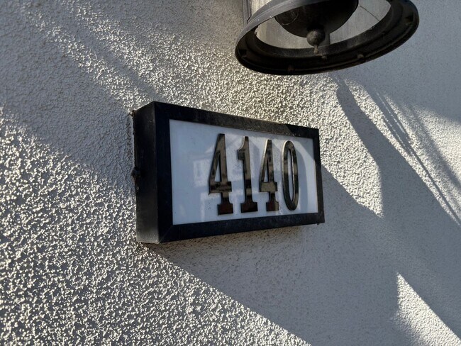 Foto del edificio - Spacious 3-Bedroom Townhome with Garage and Solar