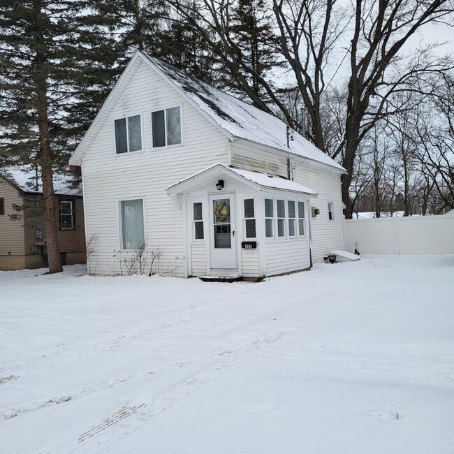 Building Photo - Charming 3-bedroom home near Lake Cadillac