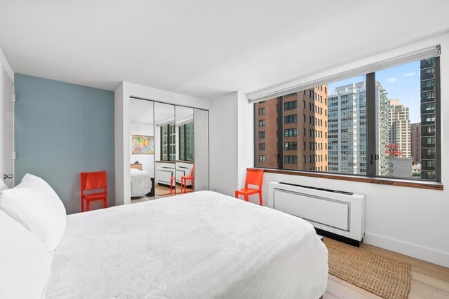 Building Photo - 30 W 61st St