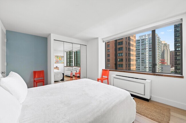 Foto del edificio - 30 W 61st St