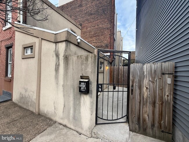 Building Photo - 600 E Girard Ave