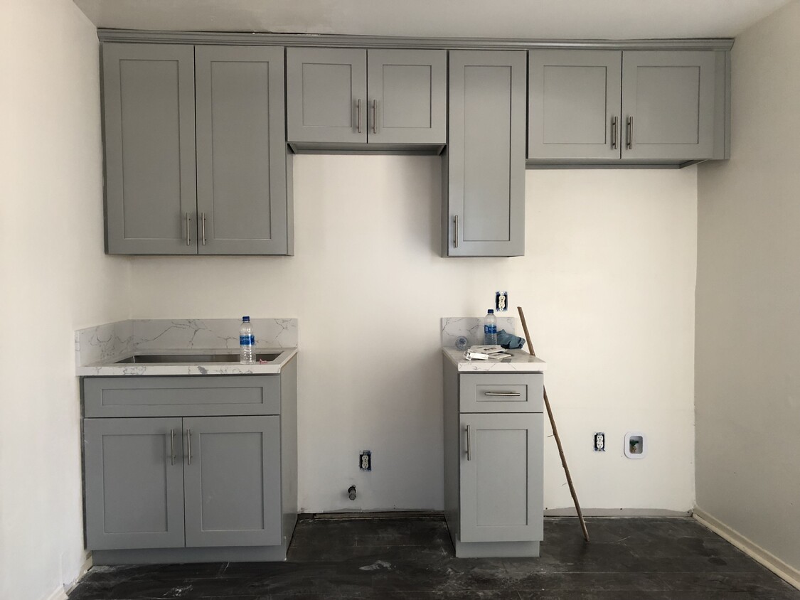 Building Photo - 807 W 92nd St
