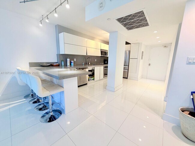 Foto del edificio - 100 Lincoln Rd