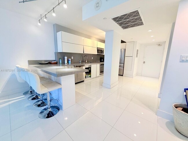 Building Photo - 100 Lincoln Rd