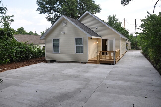 Photo - Big Brown - Walk to UK Pre-Leasing Now  Fa... House