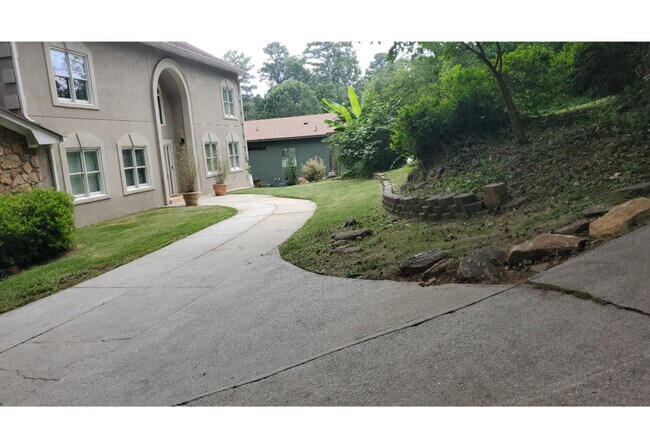 Building Photo - 1932 Lake Lucerne Dr SW
