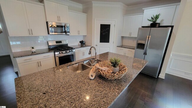 Building Photo - 122 Northwild Dr