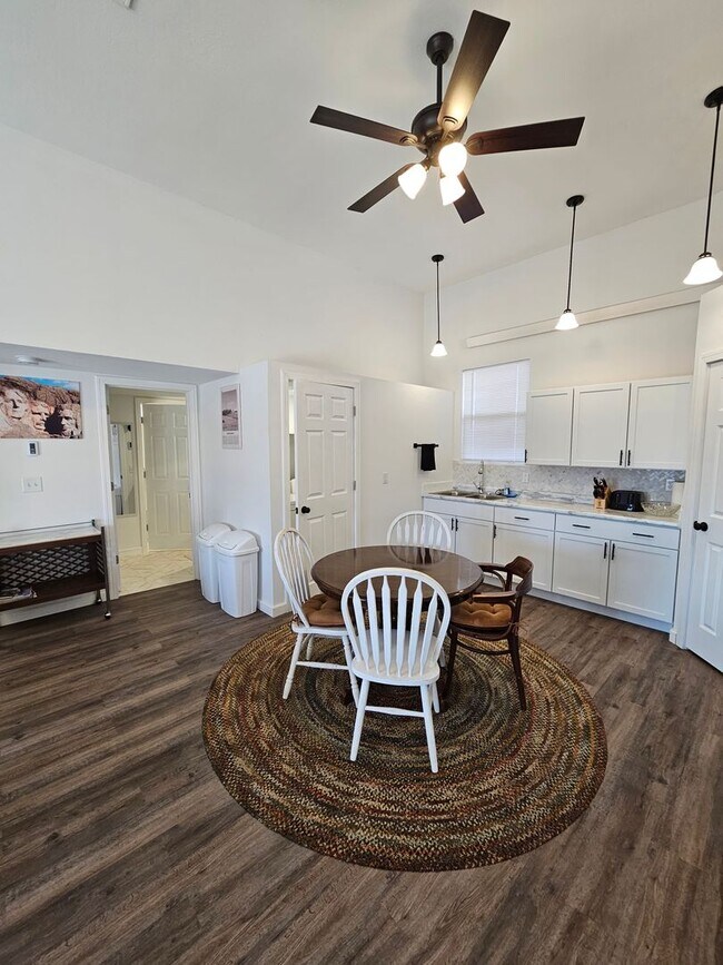 Foto del edificio - 1 BED | PLUS LOFT AREA | 1.5 BATH | FURNISHED | APARTMENT | RAPID VALLEY