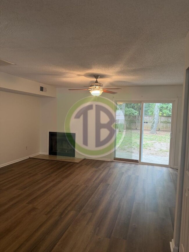 Building Photo - 2bd Townhome conveniently located to all that Irmo has to offer