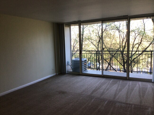 Foto del edificio - 1811 Four Lakes Ave