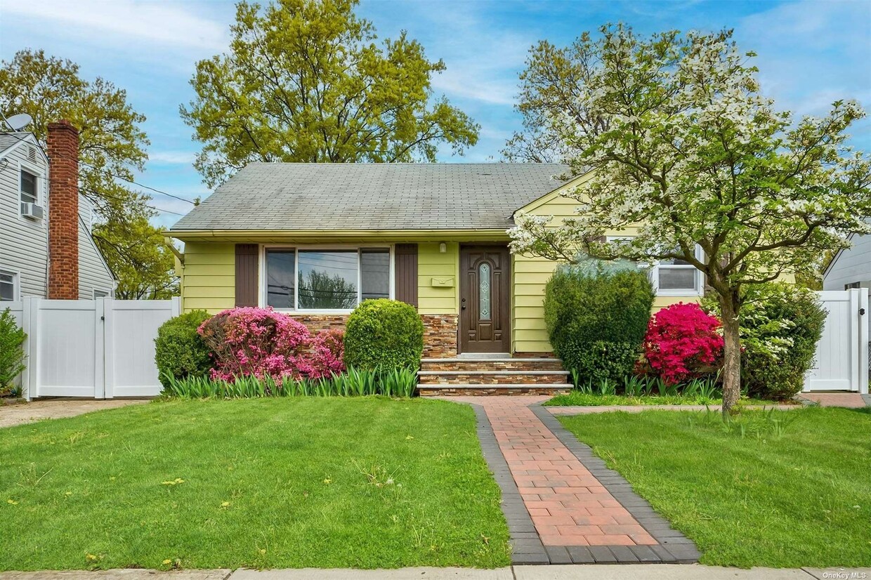 37 Arpad St, Hicksville, NY 11801 House Rental in Hicksville, NY