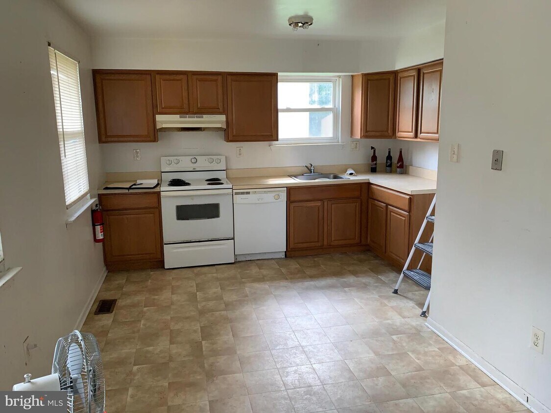 2526 Deedre Ln, Glassboro, NJ 08028 Room for Rent in Glassboro, NJ