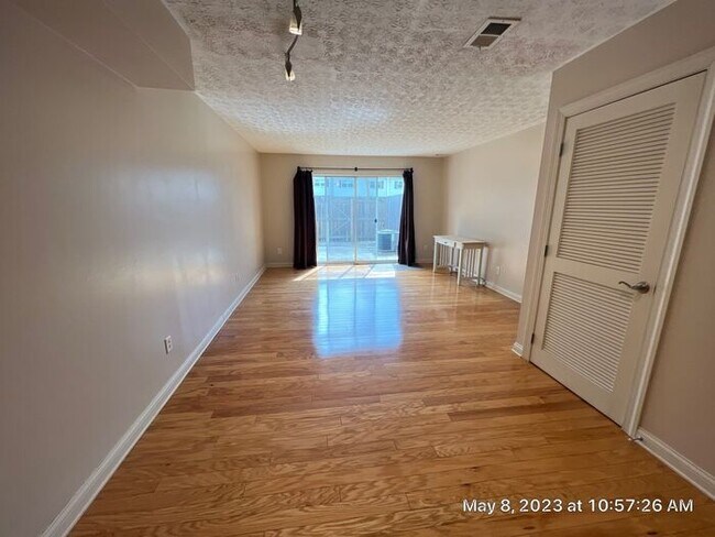 Building Photo - Grandview 2 BR Condo