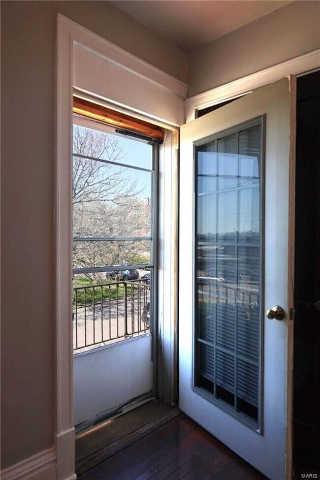 Foto del edificio - 4915/4917 Lindenwood Ave