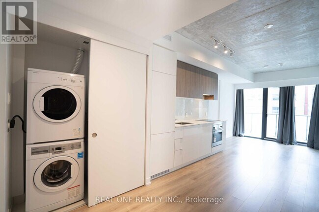 Photo du bâtiment - 161 Roehampton Ave