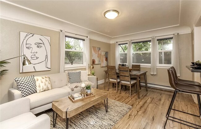 Foto del edificio - Charming Brick Condo On Quiet Street!