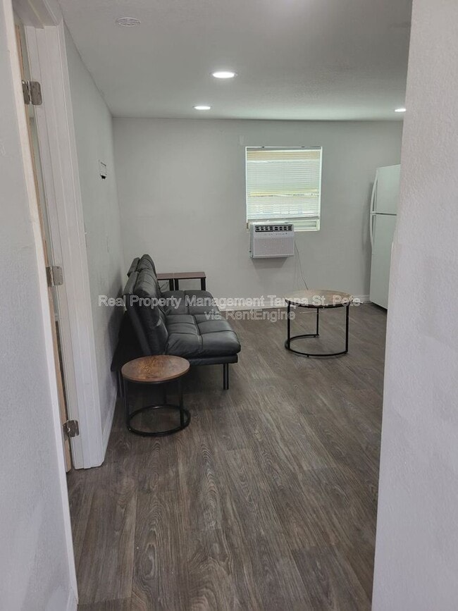 Building Photo - 618 17th Ave S