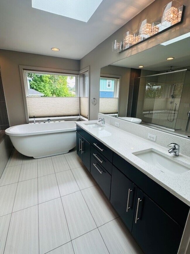 Building Photo - 4bd/2.75ba Renton House