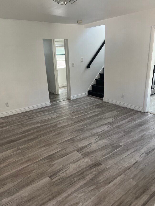Living Room - 826 E Kensington Rd