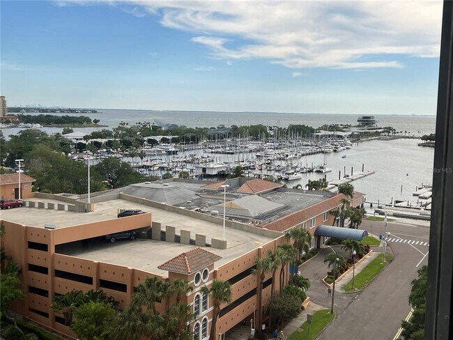 Building Photo - 1 Beach Dr SE