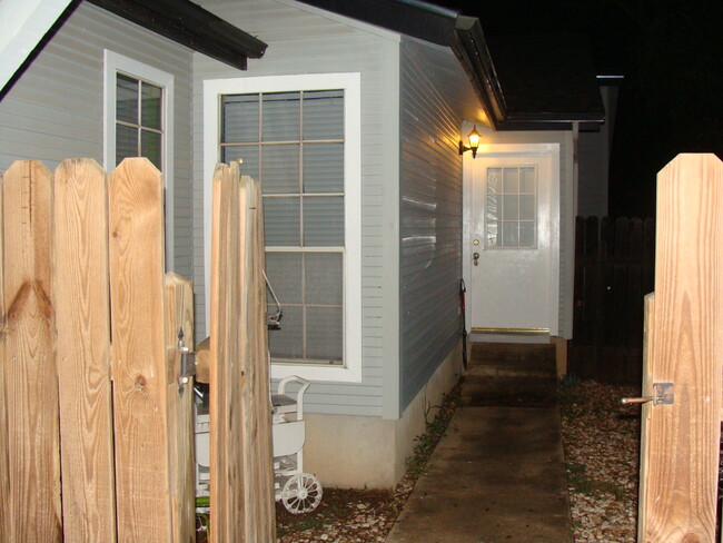 Building Photo - 1418 Andra Ln