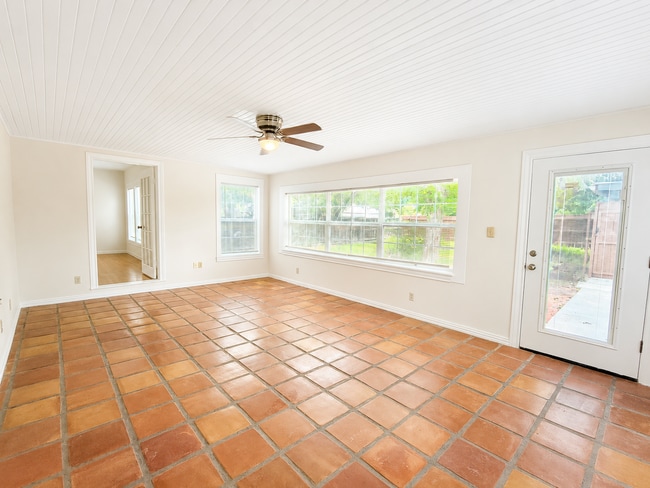 Building Photo - 2111 Live Oak St