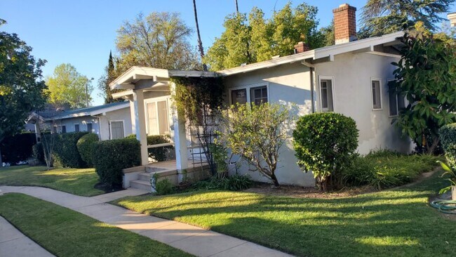 Building Photo - 620 S Marengo Ave